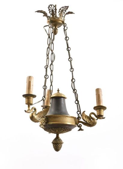 Petit lustre en bronze doré et tôle laquée...