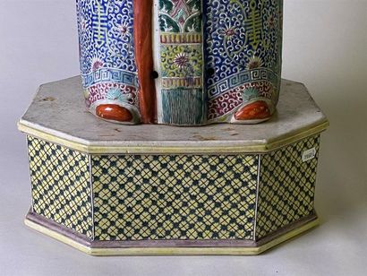 CHINE, XXe.
Statue d'immortel en porcelaine...
