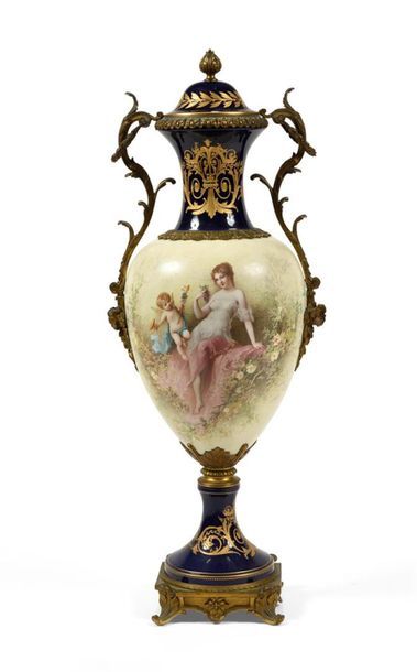 Vase en marbre veiné et bronze doré à décor...