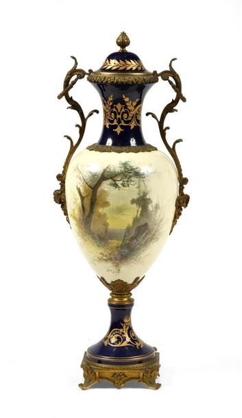 Vase en marbre veiné et bronze doré à décor...