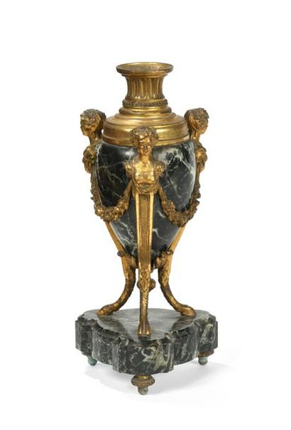 Vase en marbre veiné et bronze doré à décor...