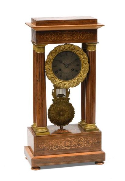 Pendule portique en placage de palissandre...