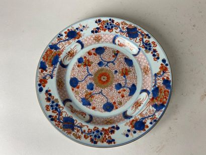 CHINE, XVIIIe.
Assiette en porcelaine Imari...