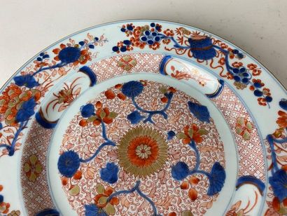 CHINE, XVIIIe.
Assiette en porcelaine Imari...