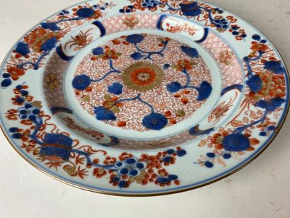 CHINE, XVIIIe.
Assiette en porcelaine Imari...