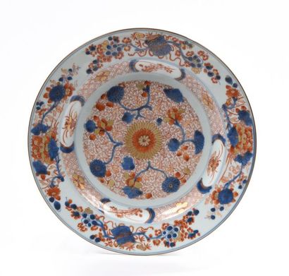 CHINE, XVIIIe.
Assiette en porcelaine Imari...