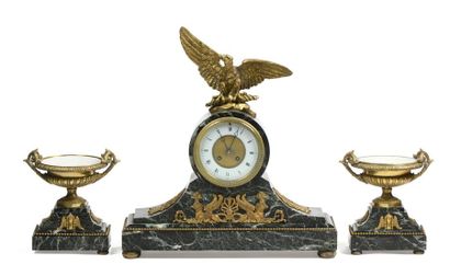 Garniture de cheminée en marbre veiné et...