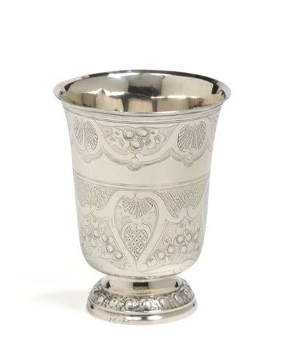 Timbale tulipe en argent ciselé à décor de...