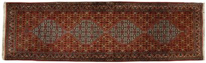 Tapis galerie Senneh d'Iran en laine nouée...
