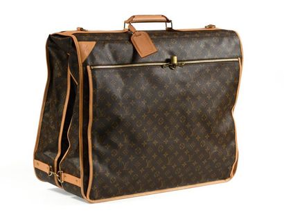 Louis VUITTON, PARIS.
Porte-habits cinq cintres...