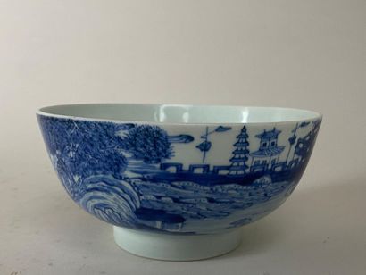 CHINE, XXe.
Bol en porcelaine bleu blanc,...