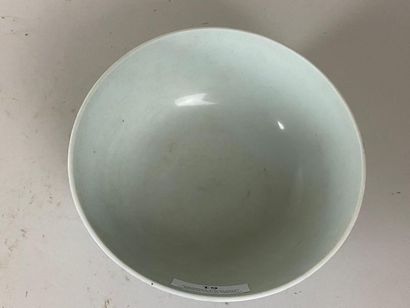 CHINE, XXe.
Bol en porcelaine bleu blanc,...