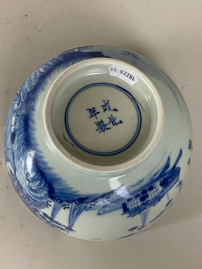 CHINE, XXe.
Bol en porcelaine bleu blanc,...