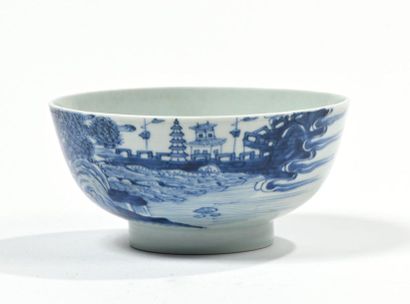 CHINE, XXe.
Bol en porcelaine bleu blanc,...