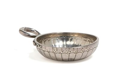 Tastevin en argent à décor de godrons, la...