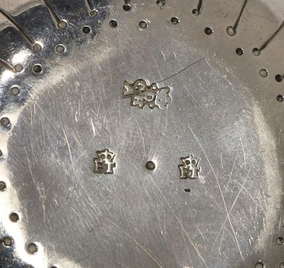 Tastevin en argent à décor de godrons, la...