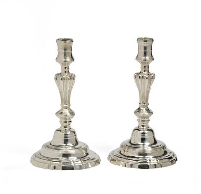 Paire de bougeoirs en bronze argenté, la...