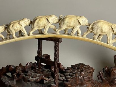JAPON, circa 1930.
Groupe en ivoire sculpté...