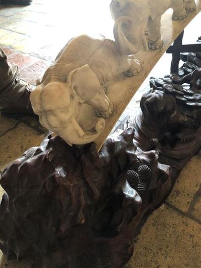JAPON, circa 1930.
Groupe en ivoire sculpté...