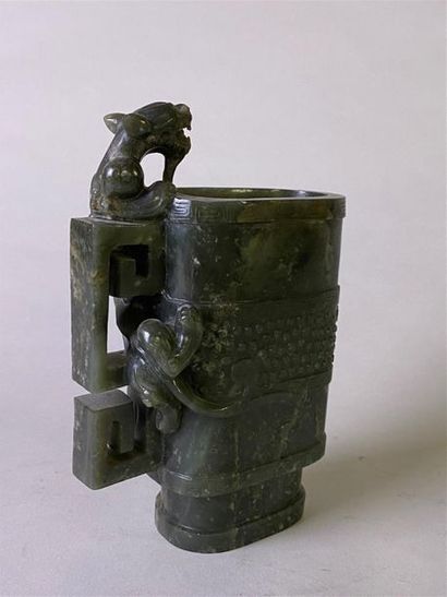 CHINE, XIXe.
Coupe en jade vert épinard,...