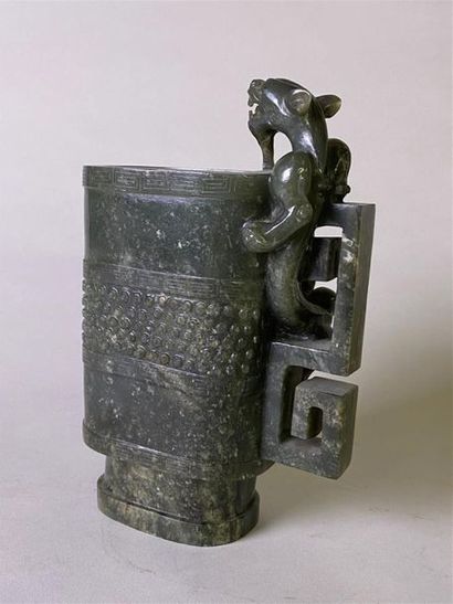 CHINE, XIXe.
Coupe en jade vert épinard,...