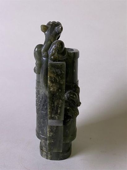 CHINE, XIXe.
Coupe en jade vert épinard,...