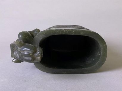CHINE, XIXe.
Coupe en jade vert épinard,...