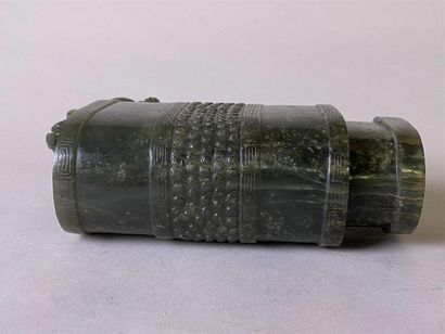 CHINE, XIXe.
Coupe en jade vert épinard,...