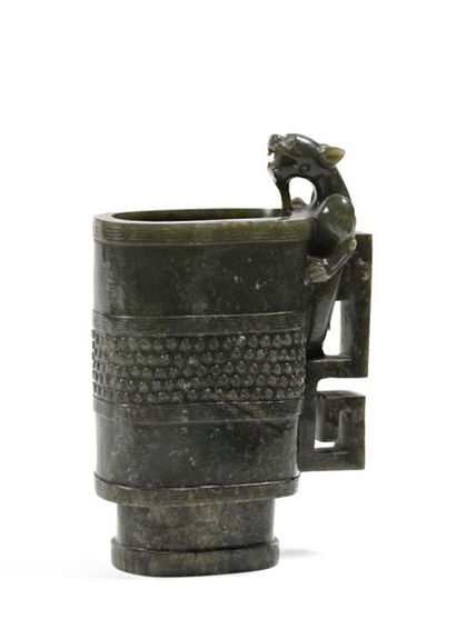 CHINE, XIXe.
Coupe en jade vert épinard,...