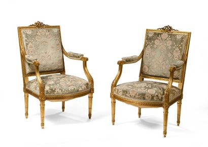 Paire de fauteuils à la Reine en bois mouluré...