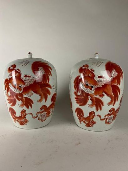 CHINE, XXe.
Paire de vases couverts en porcelaine...