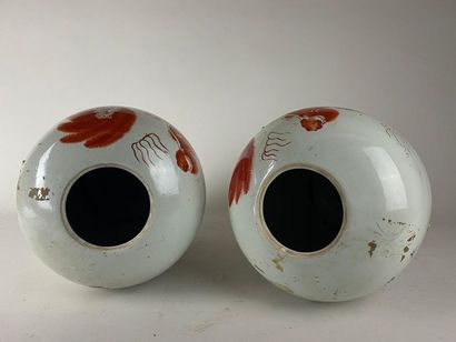 CHINE, XXe.
Paire de vases couverts en porcelaine...