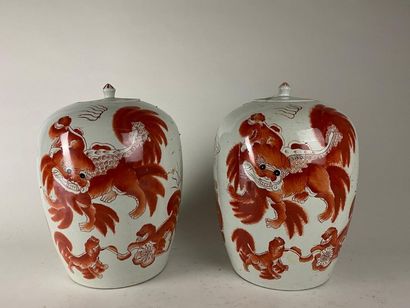CHINE, XXe.
Paire de vases couverts en porcelaine...