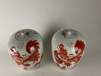 CHINE, XXe.
Paire de vases couverts en porcelaine...