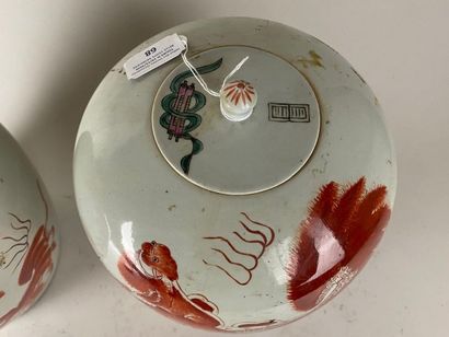 CHINE, XXe.
Paire de vases couverts en porcelaine...