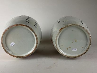 CHINE, XXe.
Paire de vases couverts en porcelaine...