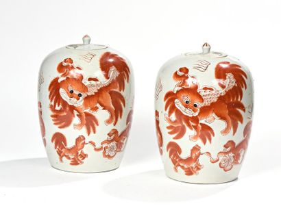 CHINE, XXe.
Paire de vases couverts en porcelaine...