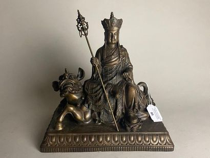 CHINE, XXe.
Statuette de Xuanzang en bronze,...
