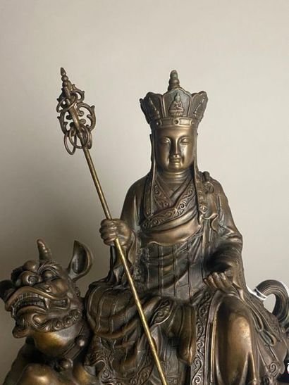 CHINE, XXe.
Statuette de Xuanzang en bronze,...