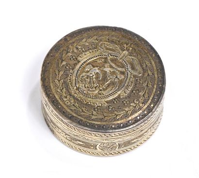 Petite boîte circulaire en argent doré à...