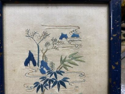 CHINE, XXe.
Deux panneaux en soie brodée,...