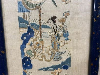 CHINE, XXe.
Deux panneaux en soie brodée,...