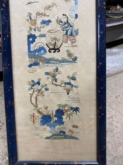 CHINE, XXe.
Deux panneaux en soie brodée,...