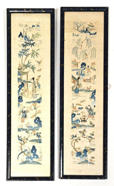 CHINE, XXe.
Deux panneaux en soie brodée,...
