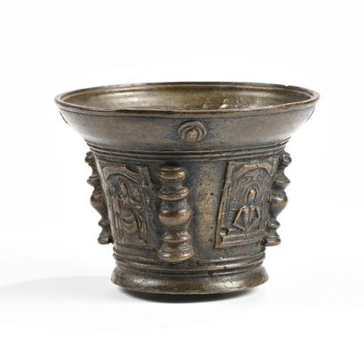 Mortier en bronze, la panse à décor de colonnes...