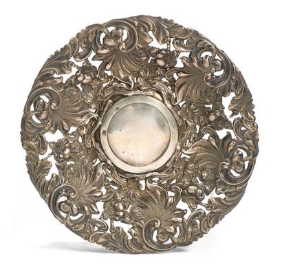 Coupe circulaire en argent ajouré à décor...