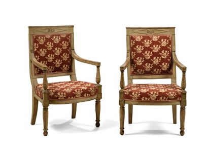 Paire de fauteuils en bois mouluré, sculpté...