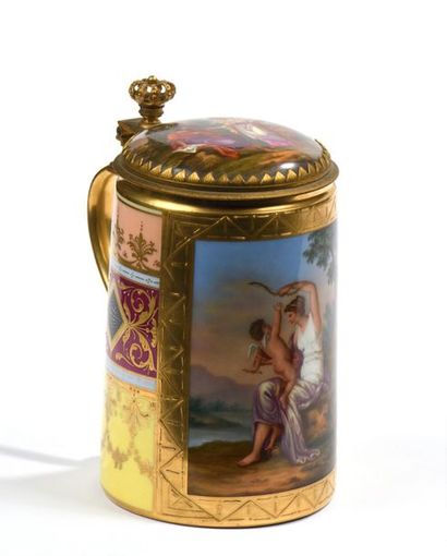 VIENNE, XIXe.
Chope en porcelaine et bronze...