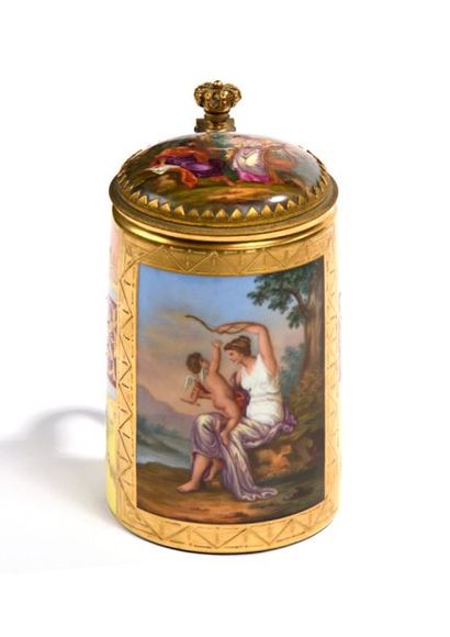 VIENNE, XIXe.
Chope en porcelaine et bronze...