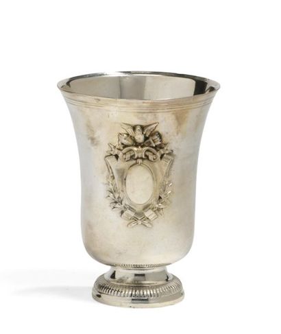 Timbale tulipe en argent uni à décor en application...